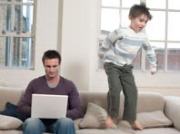 Родительская зависимость от гаджетов - причина плохого поведения у детей, утверждают эксперты<br />
          