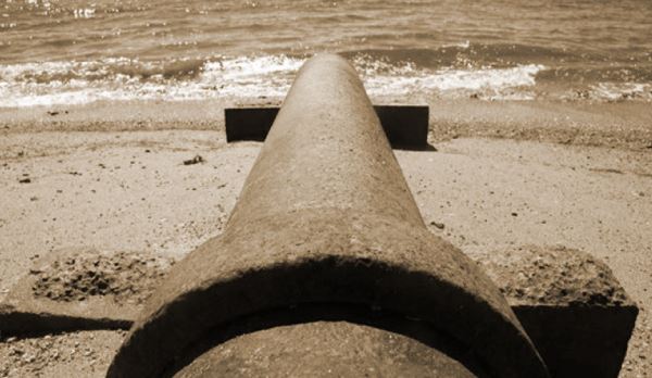 Пляжи Геленджика закрыты после выброса сточных вод