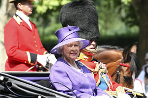 Королева Елизавета II стала прабабушкой в седьмой раз<br />
              
