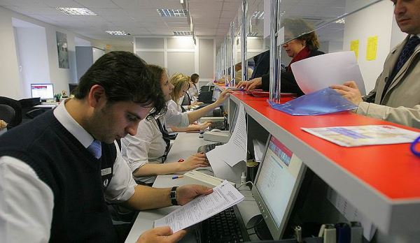 Визовые центры хотят заставить аккредитовываться в России